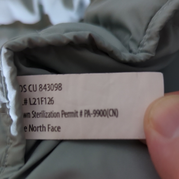 The North Face Women's Light Gray Puffer Jacket - Picture 5 of 14
